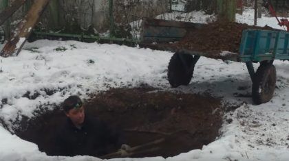 Копать котлован под выгребную яму можно и в одиночку, но при этом закидывание извлеченного грунта наверх, в тачку или просто на поверхность отнимает очень много сил
