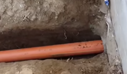 Укладка трубы в траншею