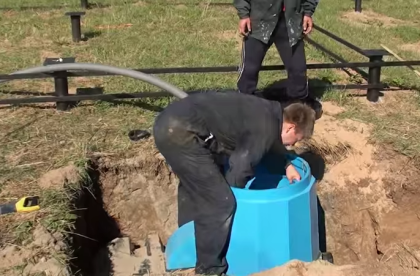 Пластиковые емкости в момент обратной засыпки следует наполнять водой
