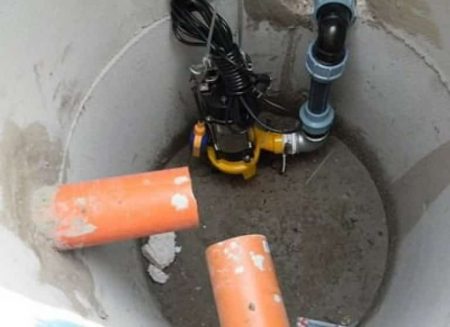 Установленный в септике насос