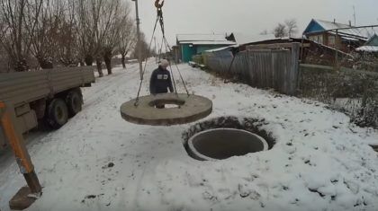 Укладка круглой плиты с отверстием для люка