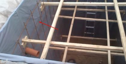 До начала армирования выстелите внешнюю опалубку гидроизоляционной пленкой или рубероидом, внахлест