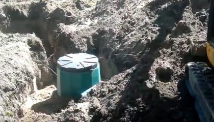 Теперь нужно засыпать септик землей