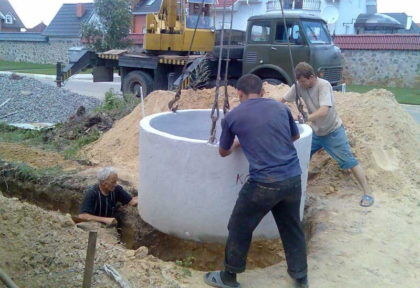 Кольцо опускается с помощью спецтехники