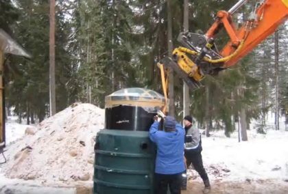Для перемещения септика используется спецтехника