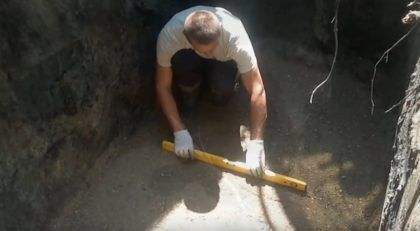 Контроль песчаной подушки с помощью уровня