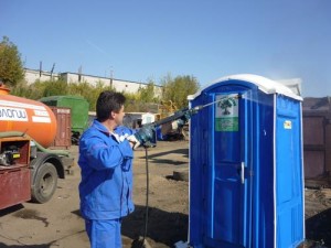 Откачка и чистка туалетных кабин – как правильно делать и какую использовать жидкость