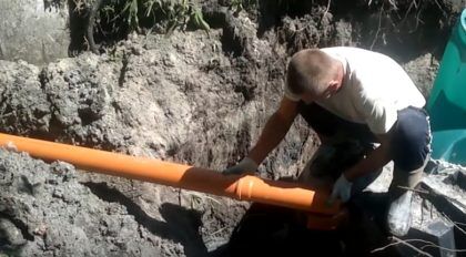 Трубопровод подводится к септику