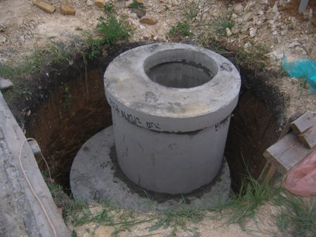 Установленные в котлован кольца