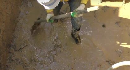 Во время рытья сочится вода