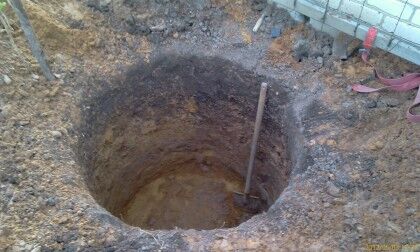 Делать выемку грунта вручную при высоком уровне воды очень тяжело