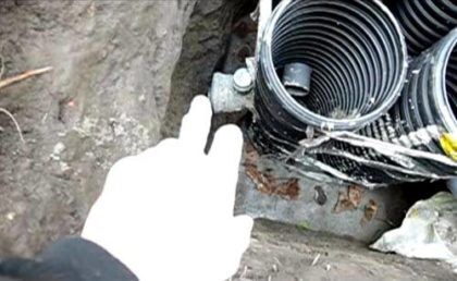 К выходному тройнику в дальнейшем присоединяется дренажная труба