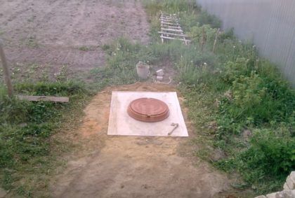 Яма закрыта плитой, люк установлен