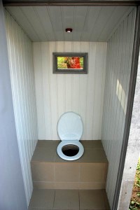 Внутренняя отделка клозета для дачи